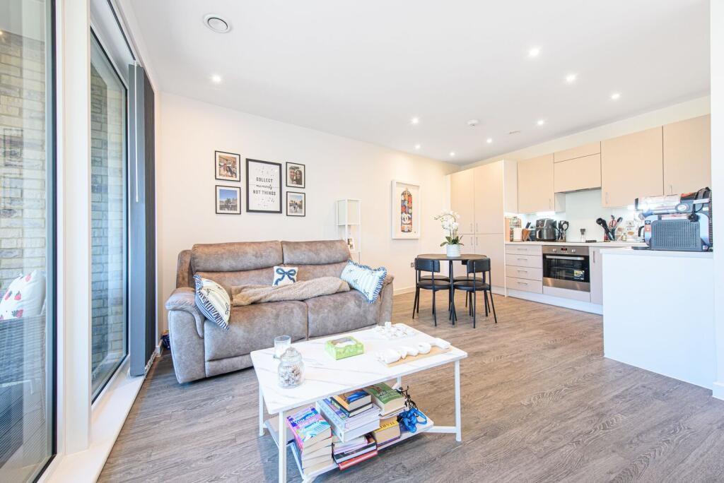 1 bed property in Medawar Drive, Mill Hill, NW7, London
